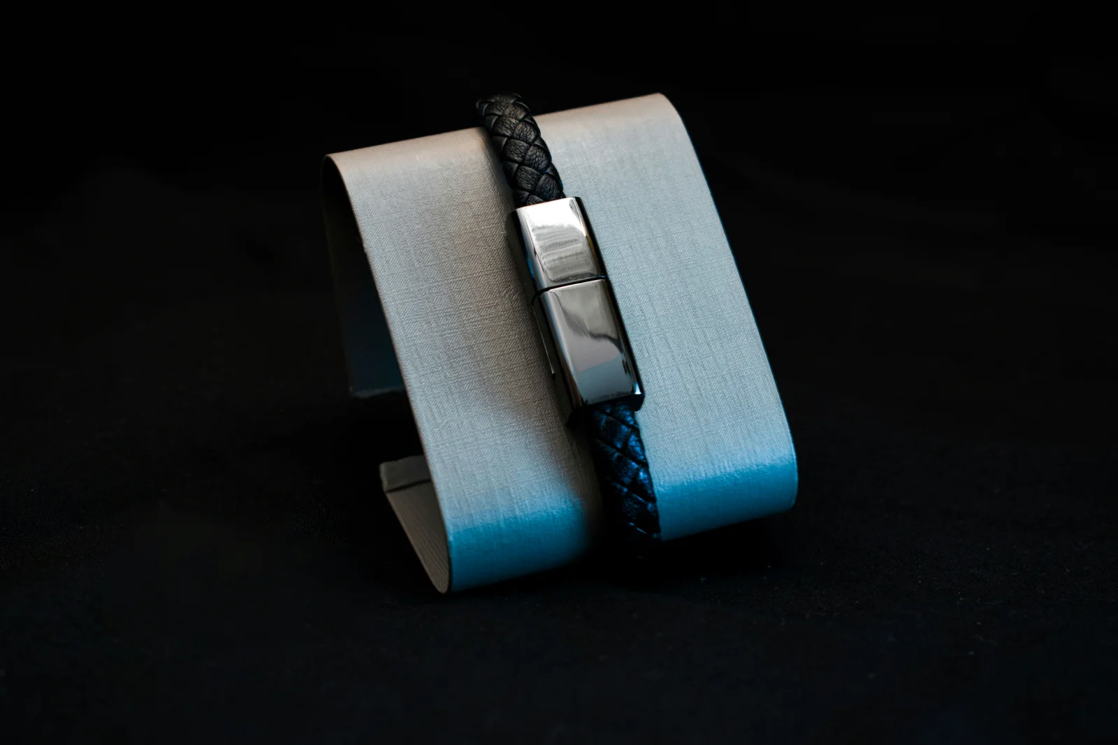 Bracelet personnalisé avec marquage du logo : exemple de réalisation
