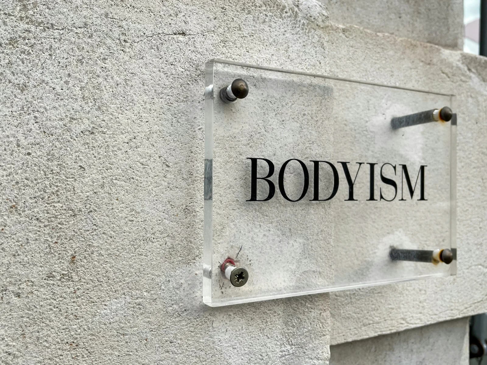 Plaque personnalisée avec marquage du logo : exemple de réalisation