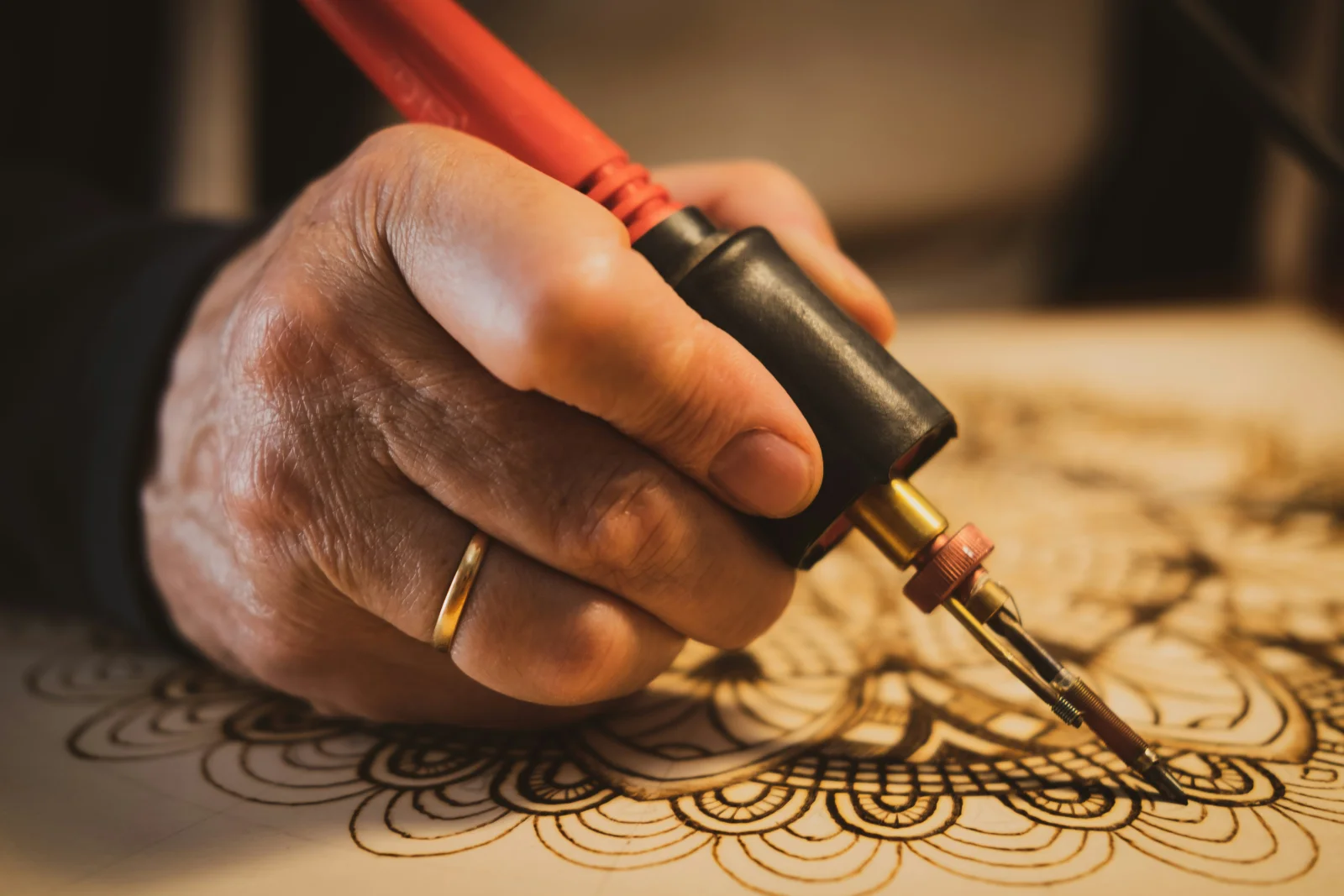 Exemple de pyrogravure sur un objet personnalisé : rendu du marquage