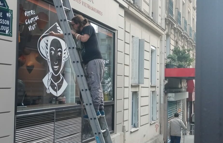 Façade restaurant vitrophanie vinyle stickers enseignes Paris